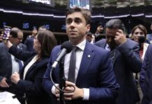 Nikolas Ferreira ironiza influenciador do ‘bolsonarismo raiz’: ‘Flávio já é traidor na Austrália?’