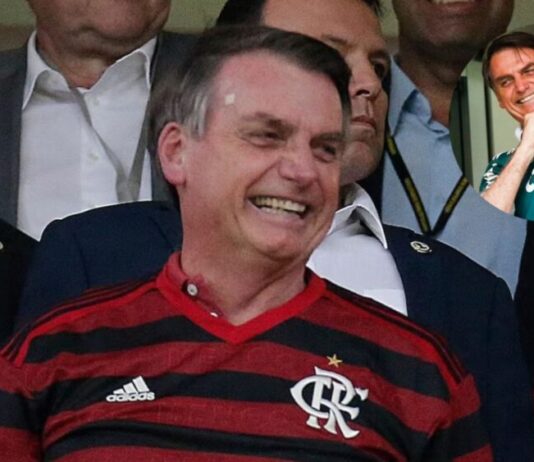 Mesmo preso, Bolsonaro pediu camisa do Flamengo antes de derrota na final contra o PSG