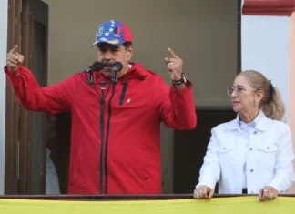 Ex-ditador venezuelano e Cilia Flores se machucam ao tentar escapar de forças americanas