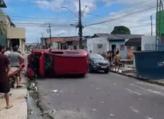 Colisão entre carro e moto deixa ferido e provoca tombamento na Zona Norte de Manaus