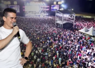 Prefeito David Almeida é vaiado por público em evento gospel na virada do ano