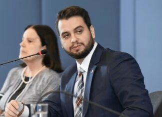 Carlos Bolsonaro chama prisão de Filipe Martins de “canetada” de Moraes