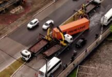 Tombamento de caminhão com carga milionária causa lentidão na bola da Suframa