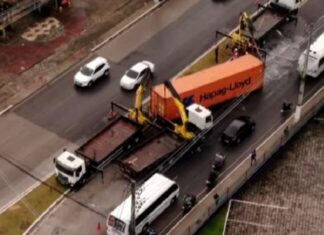 Tombamento de caminhão com carga milionária causa lentidão na bola da Suframa