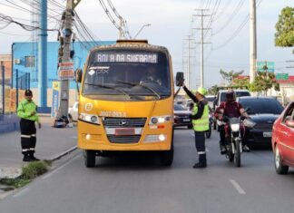 Operação de trânsito apreende micro-ônibus ‘amarelinhos’ e outros 130 veículos irregulares em Manaus