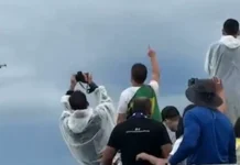 Nikolas Ferreira se ajoelha em carro de som e ora pelo Brasil durante manifestação