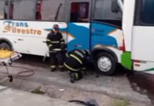 Colisão envolvendo transporte de trabalhadores fere motoristas e passageiros na zona Leste