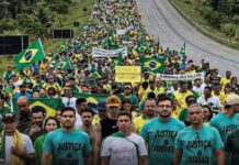 Foto de multidão em caminhada com Nikolas Ferreira foi gerada por IA