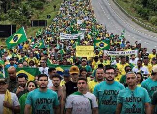 Foto de multidão em caminhada com Nikolas Ferreira foi gerada por IA