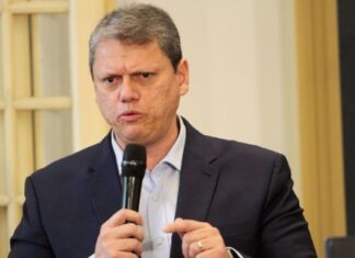 Tarcísio pede “fora PT” em postagem de ano novo