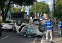 Carro da Águas de Manaus capota na avenida Jacira Reis, na zona Oeste