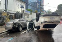 Capotamento na Joaquim Nabuco deixa veículos danificados no Centro de Manaus