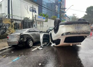 Capotamento na Joaquim Nabuco deixa veículos danificados no Centro de Manaus