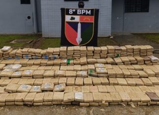 Após confronto com a PM, traficantes naufragam lancha e deixam 800 kg de drogas no Alto Solimões