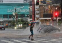 Chuva forte atinge Manaus desde cedo e Defesa Civil dispara aviso de risco