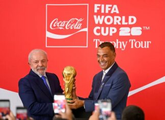 Lula recebe taça da Copa do Mundo e provoca reação de internautas: “Não vai roubar”