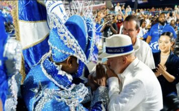 Oposição anuncia 12 medidas judiciais após homenagem a Lula no Carnaval