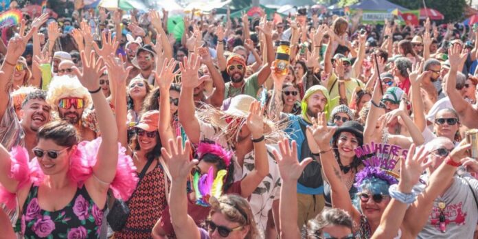 Charretinhas do Forró mantêm folia de resistência na Vila Planalto com ritmos regionais e protestos