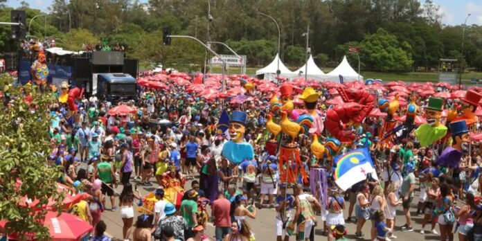 Pabllo Vittar e grupo de K-Pop Nmixx animam foliões no Ibirapuera em SP