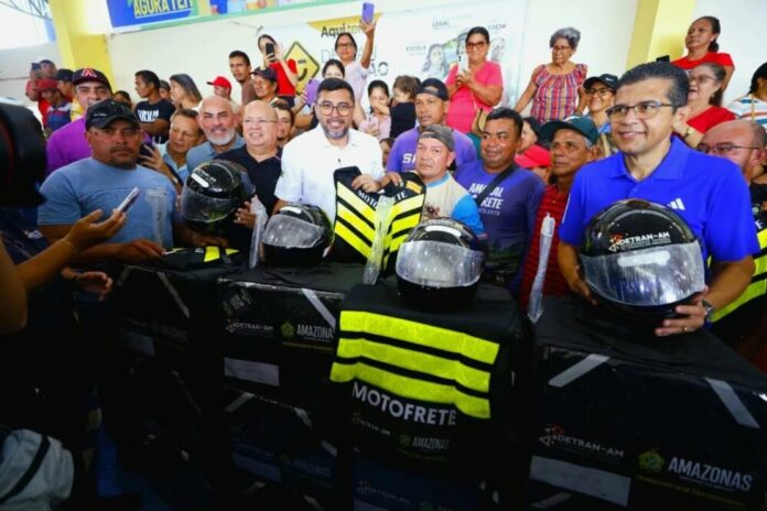 Detran-AM entrega 12 kits de segurança a motofretistas de Manaquiri