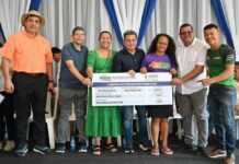 Vice-governador Tadeu de Souza entrega cartões do Auxílio Estadual em Anamã e Anori