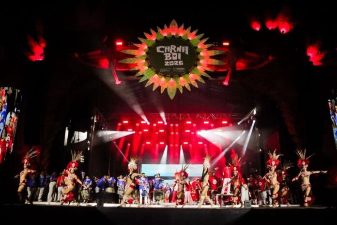 Carnaboi 2026 lota Sambódromo de Manaus e celebra cultura amazonense com tema 'Boi-Bumbá, Brinquedo de São João'