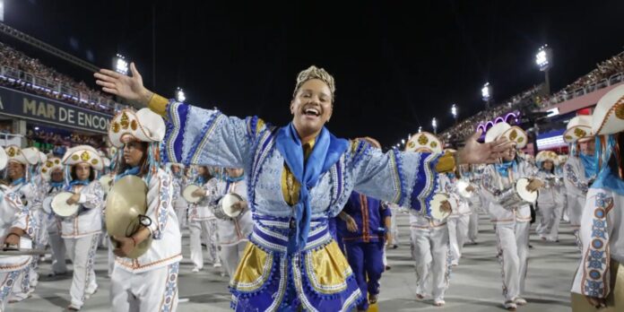 Nova geração de mestras de bateria impulsiona diversidade no carnaval do Rio