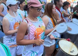 Bloco Percussomos do Amor encerra carnaval de Niterói com foco em inclusão e protagonismo de pessoas com deficiência