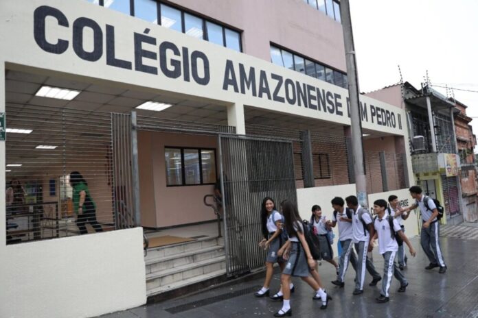 Alunos do Colégio Amazonense Dom Pedro II iniciam aulas em novo prédio provisório