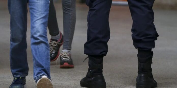 PMs afastados após punirem alunos com flexões em escola cívico-militar no DF