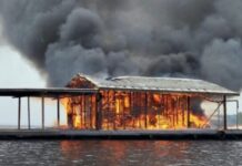 Flutuante é consumido pelo fogo no Tarumã-Açu, em Manaus