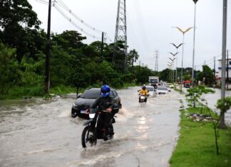 Quarta-feira chuvosa causa transtornos e caos no trânsito em Manaus