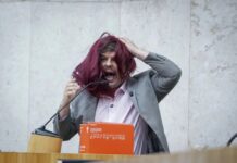 Em protesto, vereador aparece de batom e peruca contra PL da misoginia