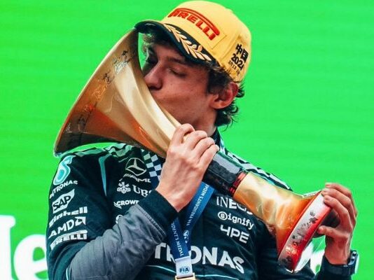 Antonelli vence na China e conquista primeira vitória na F-1