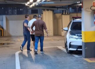 Homem foi preso em flagrante depois de tentar vender celular roubado para a própria vítima