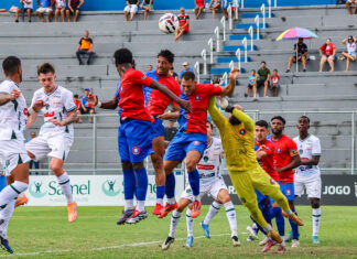 Com erro de arbitragem, Parintins vence Manaus nos pênaltis e avança à final do turno
