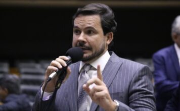 Capitão Alberto Neto cobra Itamaraty sobre amazonenses retidos em Dubai após escalada do conflito no Oriente Médio