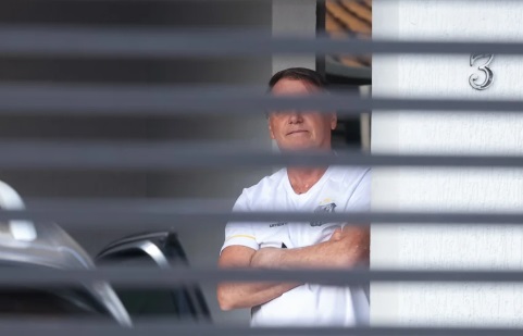 Bolsonaro lista Flávio, ex-ministro e outros 6 como advogados autorizados a visitá-lo em domiciliar