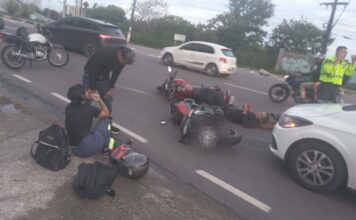 Batida entre motocicletas deixa dois feridos e trava trânsito na rotatória do Coroado