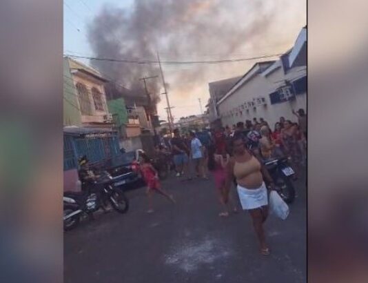 Residência é atingida por incêndio no bairro Glória, em Manaus