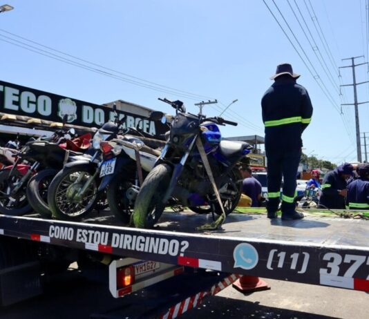 Operação em Manaus autua dezenas de motociclistas por falta de CNH e irregularidades
