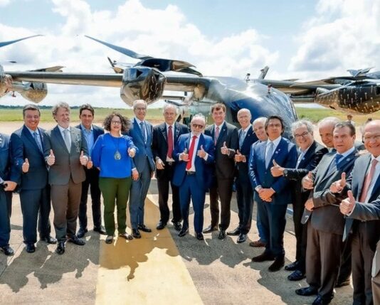 Em visita à Embraer, Lula participa de demonstração de “carro voador”