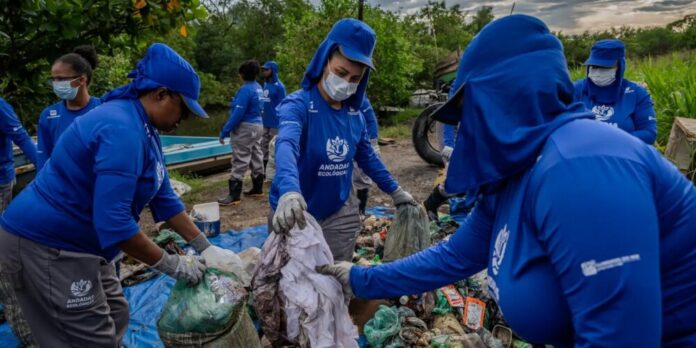 Comunidade transforma cenário ambiental da Baía de Guanabara com projetos de limpeza e moeda social