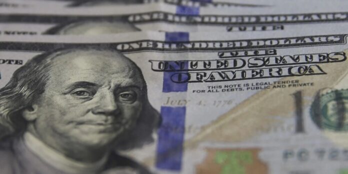Dólar sobe e petróleo dispara com ataque militar ao Irã; entenda o impacto