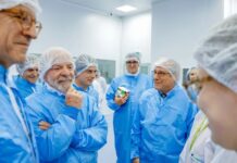 Lula visita fábrica em SP que fornece 19 milhões de produtos ao SUS