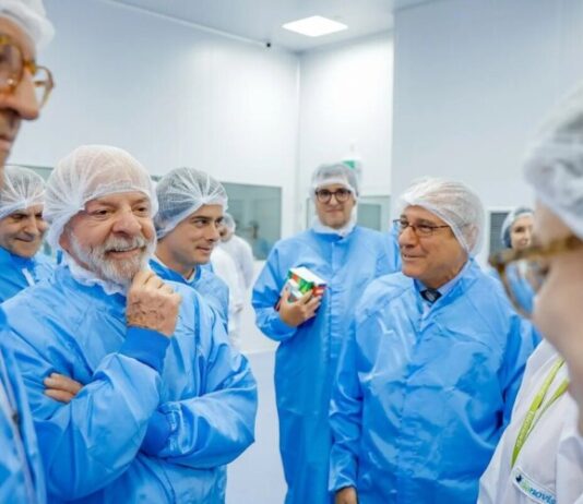 Lula visita fábrica em SP que fornece 19 milhões de produtos ao SUS