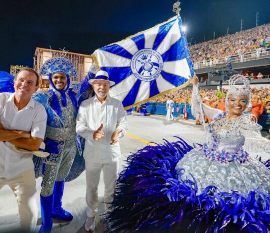 Câmara reage a alegoria sobre Lula e aprova moção de repúdio