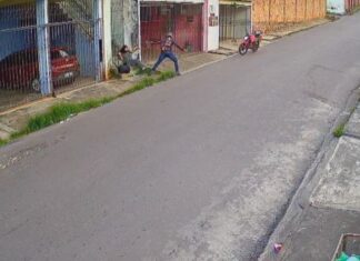 Criminoso em motocicleta vermelha empurra estudante e leva celular durante assalto em Manaus; assista!