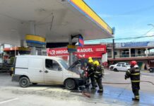Veículo incendeia em posto de combustíveis no bairro Petrópolis, em Manaus Foto: Murilo Rodrigues