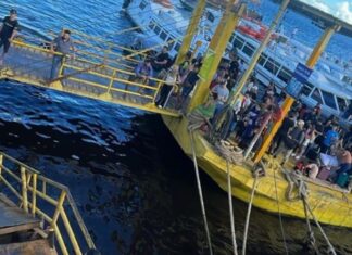 Desabamento de passarela atinge acesso à balsa amarela na Manaus Moderna